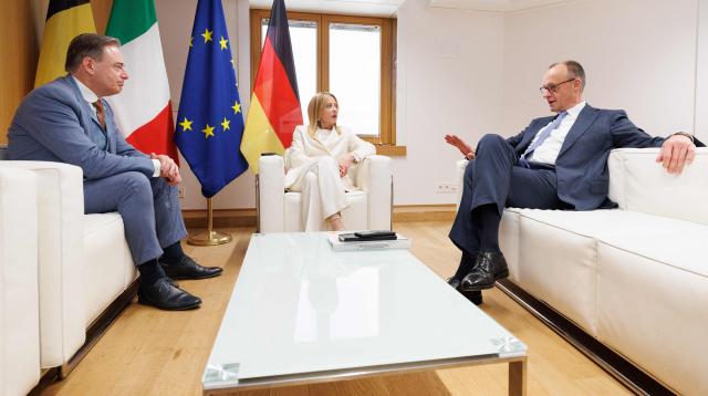 (From L) Belgian Prime Minister Bart De Wever, Italian Prime Minister Giorgia Meloni and German Chancellor Frierdrich Merz meet on the sidelines of a EU Summit at the EU headquarters in Brussels, on March 19, 2026. European Union leaders meet in the context of the US-Israeli war against Iran that is consuming the Middle East, and its consequences on energy prices and security. (Photo by BENOIT DOPPAGNE / Belga / AFP) / Belgium OUT