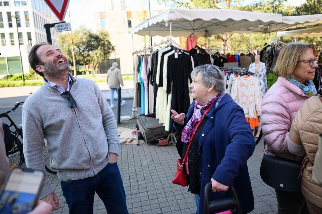 Foulques Chombart de Lauwe (L), Les Republicains (LR) right wing party candidate for Mayor of Nantes,  distributes electoral flyers in a market in Nantes, western France on March 19, 2026, before the second round of France's 2026 municipal elections. (Photo by Loic VENANCE / AFP)