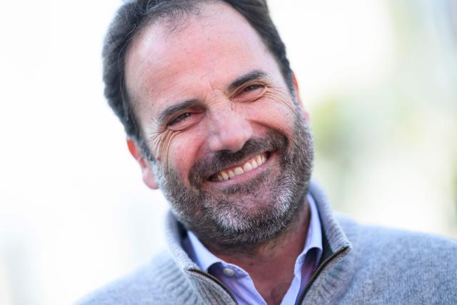 Foulques Chombart de Lauwe, Les Republicains (LR) right wing party candidate for Mayor of Nantes,  distributes electoral flyers in a market in Nantes, western France on March 19, 2026, before the second round of France's 2026 municipal elections. (Photo by Loic VENANCE / AFP)