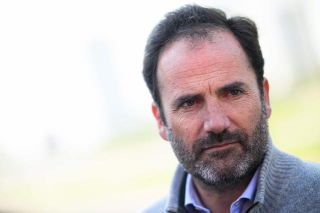 Foulques Chombart de Lauwe, Les Republicains (LR) right wing party candidate for Mayor of Nantes,  distributes electoral flyers in a market in Nantes, western France on March 19, 2026, before the second round of France's 2026 municipal elections. (Photo by Loic VENANCE / AFP)