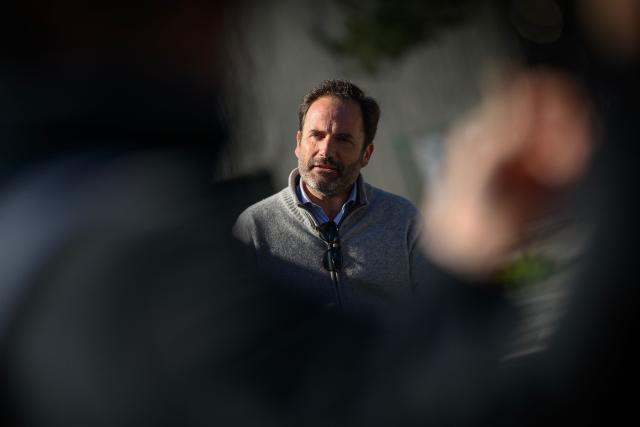 Foulques Chombart de Lauwe, Les Republicains (LR) right wing party candidate for Mayor of Nantes,  distributes electoral flyers in a market in Nantes, western France on March 19, 2026, before the second round of France's 2026 municipal elections. (Photo by Loic VENANCE / AFP)