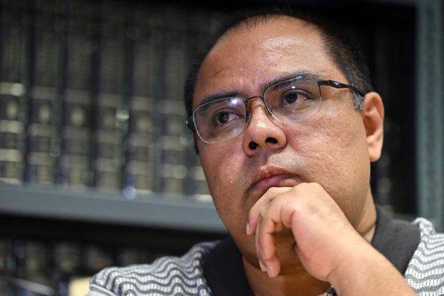 Attorney Louis Benavides, husband of human rights lawyer and head of the anti-corruption department of the NGO Cristosal, Ruth Lopez, gestures during an AFP interview in San Salvador on March 16, 2026. In an interview with AFP on March 16, 2026, Louis Benavides, the husband of the renowned human rights activist, stated that Salvadoran lawyer Ruth Lуpez embodies “decency” and a “fearless” voice that Nayib Bukele’s government managed to silence solely through imprisonment. (Photo by AFP)
