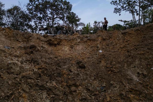 View of the damage caused by a bomb dropped by the Ecuadorean army in the Lago Agrio region, Sucumbios province, Ecuador, on the border with Colombia, on March 18, 2025. Reports from the Lago Agrio region in northern Ecuador have come to light after Colombian President Gustavo Petro reported on March 16, 2026, the discovery of an unexploded bomb belonging to the Ecuadorian army on his country’s territory. Ecuadorian President Daniel Noboa presented the operation to the press as the first airstrike in the “joint operations” with Washington against drug trafficking, announcing the destruction of an alleged training camp belonging to the Comandos de la Frontera, a Colombian guerrilla group. (Photo by Luis ACOSTA / AFP)