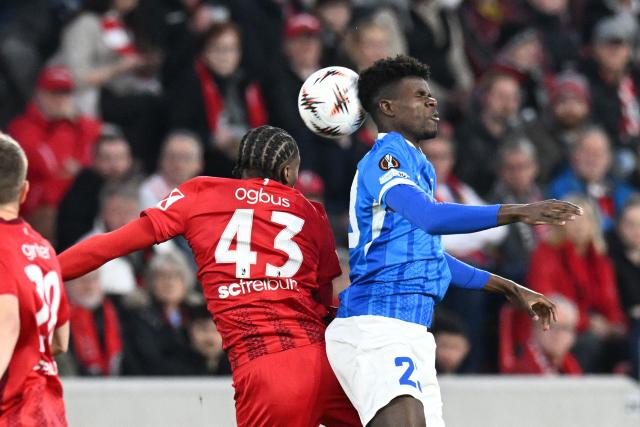 Freiburg's Swiss-Nigerian defender #43 Bruno Ogbus (C-L) and RC Genk's Cameroonian forward #23 Aaron Bibout (C-R) vie for a header during the UEFA Europa League, last 16 second leg, football match between SC Freiburg and KRC Genk in Freiburg, southwestern Germany, on March 19, 2026.  (Photo by THOMAS KIENZLE / AFP)