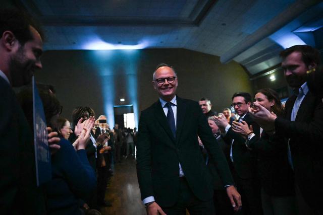 Le Havre's incumbent mayor and Horizons party candidate for his re-election Edouard Philippe is applauded by supporters upon arrival to hold a campaign meeting in Le Havre, northeastern France on March 19, 2026, ahead of the second round of France's 2026 municipal elections. (Photo by LOU BENOIST / AFP)