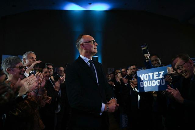 Le Havre's incumbent mayor and Horizons party candidate for his re-election Edouard Philippe is applauded by supporters upon arrival to hold a campaign meeting in Le Havre, northeastern France on March 19, 2026, ahead of the second round of France's 2026 municipal elections. (Photo by LOU BENOIST / AFP)