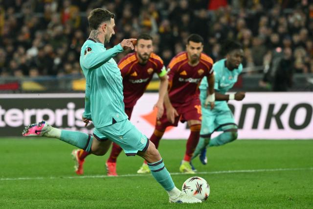 Bologna's Italian forward #10 Federico Bernardeschi scores a penalty during the UEFA Europa League last 16 2nd leg football match between AS Roma and Bologna at the Olympic Stadium in Rome on March 19, 2026. (Photo by Alberto PIZZOLI / AFP)