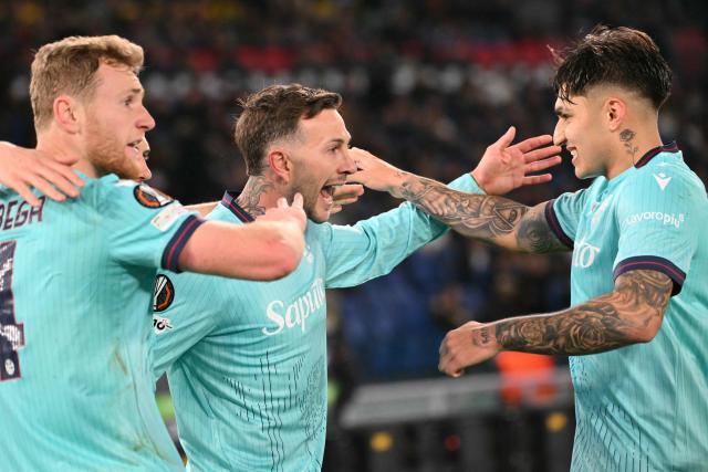 Bologna's Italian forward #10 Federico Bernardeschi (C) celebrates with teammates Bologna's Argentine forward #09 Santiago Castro (R) and Bologna's Italian midfielder #04 Tommaso Pobega after scoing a penalty during the UEFA Europa League last 16 2nd leg football match between AS Roma and Bologna at the Olympic Stadium in Rome on March 19, 2026. (Photo by Alberto PIZZOLI / AFP)