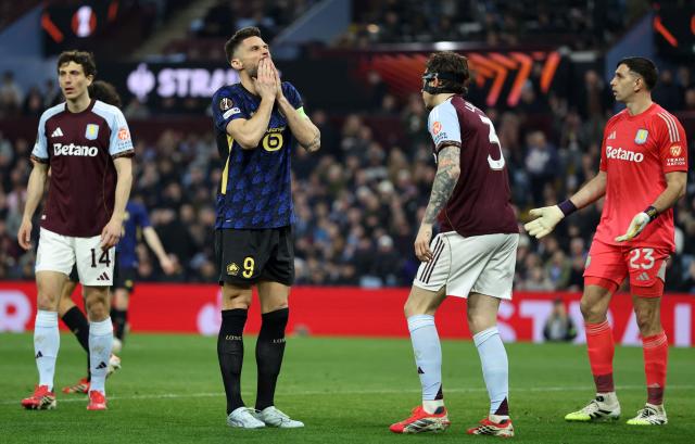 Lille's French striker #09 Olivier Giroud (2L) reacts after a missed opportunity during the UEFA Europa League, round of 16 second-leg football match between Aston Villa and Lille LOSC at Villa Park in Birmingham, central England on March 19, 2026. (Photo by Darren Staples / AFP)