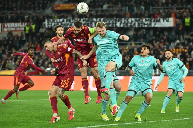 Bologna's Italian midfielder #04 Tommaso Pobega, Roma's Italian midfielder #04 Bryan Cristante and Roma's Italian defender #23 Gianluca Mancini fight for the ball during the UEFA Europa League last 16 2nd leg football match between AS Roma and Bologna at the Olympic Stadium in Rome on March 19, 2026. (Photo by Alberto PIZZOLI / AFP)