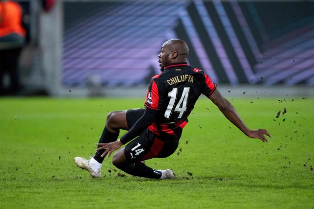 Midtjylland's Zambian forward #14 Edward Chilufya slides and misses his shoot in the penalty kicks during the UEFA Europa League football match, last 16 second leg, between FC Midtjylland and Nottingham Forest in Herning, Denmark on March 19, 2026. (Photo by Bo Amstrup / Ritzau Scanpix / AFP) / Denmark OUT
