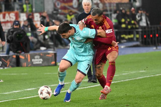 Bologna's Italian forward #07 Riccardo Orsolini fights for the ball with Roma's Brazilian defender #43 Wesley during the UEFA Europa League last 16 2nd leg football match between AS Roma and Bologna at the Olympic Stadium in Rome on March 19, 2026. (Photo by Alberto PIZZOLI / AFP)