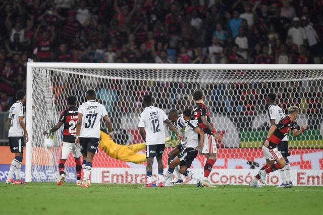 Flamengo's defender #03 Leo Ortiz (R) scores his team's first goal during the Brasileirao Serie A football match between Flamengo and Remo at the Maracana Stadium in Rio de Janeiro, Brazil, on March 19, 2026. (Photo by Daniel RAMALHO / AFP)