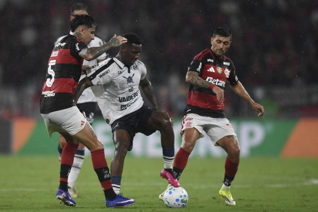 Flamengo's Chilean midfielder #05 Erick Pulgar (L) and Remo's forward #15 Vitor Bueno fight for the ball during the Brasileirao Serie A football match between Flamengo and Remo at the Maracana Stadium in Rio de Janeiro, Brazil, on March 19, 2026. (Photo by Daniel RAMALHO / AFP)