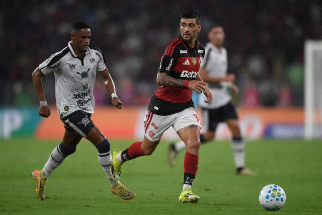 Remo's forward #15 Vitor Bueno and Flamengo's Uruguayan midfielder #10 Giorgian de Arrascaeta fight for the ball during the Brasileirao Serie A football match between Flamengo and Remo at the Maracana Stadium in Rio de Janeiro, Brazil, on March 19, 2026. (Photo by Daniel RAMALHO / AFP)