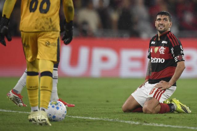 Flamengo's Uruguayan midfielder #10 Giorgian de Arrascaeta reacts during the Brasileirao Serie A football match between Flamengo and Remo at the Maracana Stadium in Rio de Janeiro, Brazil, on March 19, 2026. (Photo by Daniel RAMALHO / AFP)