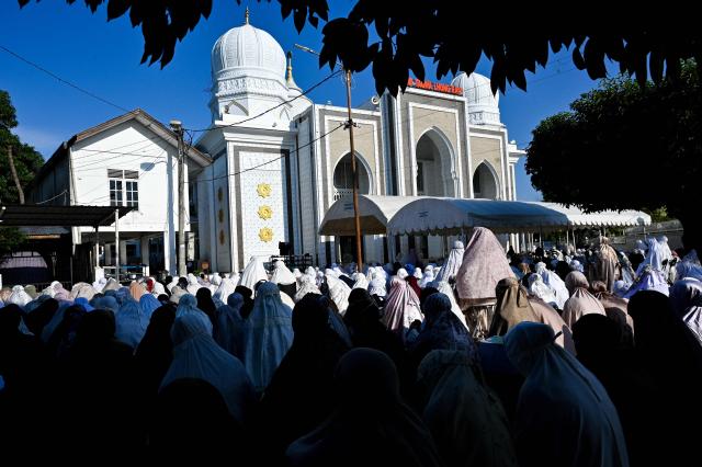 Muslim devotees take part in a morning prayer celebrating Eid al-Fitr, which marks the end of the holy month of Ramadan at Taqwa mosque in Banda Aceh on March 20, 2026. (Photo by CHAIDEER MAHYUDDIN / AFP/Chaideer MAHYUDDIN / AFP)
