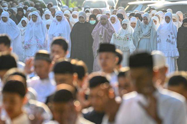 Muslim devotees take part in a morning prayer celebrating Eid al-Fitr, which marks the end of the holy month of Ramadan, in the compounds of the Muhammadiyah University in Banda Aceh on March 20, 2026. (Photo by CHAIDEER MAHYUDDIN / AFP/Chaideer MAHYUDDIN / AFP)