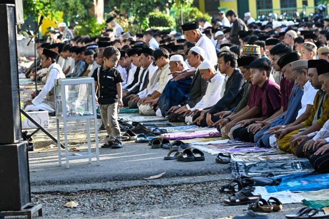 Muslim devotees take part in a morning prayer celebrating Eid al-Fitr, which marks the end of the holy month of Ramadan, in the compounds of the Muhammadiyah University in Banda Aceh on March 20, 2026. (Photo by CHAIDEER MAHYUDDIN / AFP/Chaideer MAHYUDDIN / AFP)