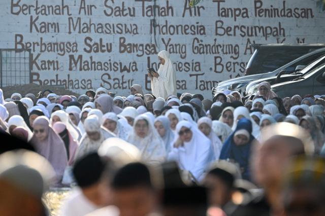 Muslim devotees take part in a morning prayer celebrating Eid al-Fitr, which marks the end of the holy month of Ramadan, in the compounds of the Muhammadiyah University in Banda Aceh on March 20, 2026. (Photo by CHAIDEER MAHYUDDIN / AFP/Chaideer MAHYUDDIN / AFP)