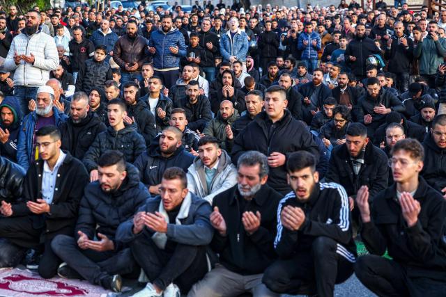 TOPSHOT - Muslim worshippers gather outside the Jerusalem old city walls on March 20, 2026 to attend attend the early morning prayers for Eid al-Fitr, marking the end of the holy month of Ramadan. Holy sites such as the Aqsa mosque compound in Jerusalem's old city have remained closed for security reasons since the outbreak of the Middle East war on February 28, when Israel and the US launched strikes on Iran. (Photo by AHMAD GHARABLI / AFP)