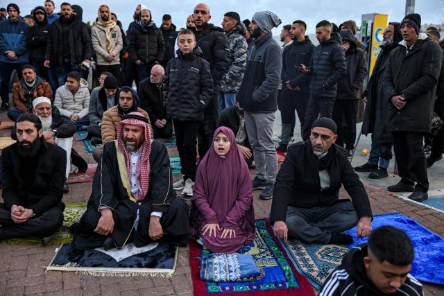 TOPSHOT - Muslim worshippers gather outside the Jerusalem old city walls on March 20, 2026 to attend attend the early morning prayers for Eid al-Fitr, marking the end of the holy month of Ramadan. Holy sites such as the Aqsa mosque compound in Jerusalem's old city have remained closed for security reasons since the outbreak of the Middle East war on February 28, when Israel and the US launched strikes on Iran. (Photo by AHMAD GHARABLI / AFP)