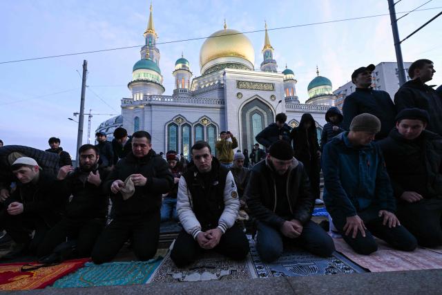Muslim worshippers gather outside the Central Mosque to perform the early morning prayers for Eid al-Fitr, marking the end of the holy month of Ramadan, in Moscow on March 20, 2026. (Photo by Igor IVANKO / AFP)