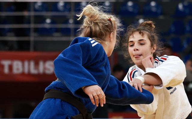 France's Pauline Cuq (white) competes against Britain's Tatum Keen in the women's under 52 kg semifinal bout at the Tbilisi Grand Slam judo tournament in Tbilisi on March 20, 2026. (Photo by Giorgi ARJEVANIDZE / AFP)