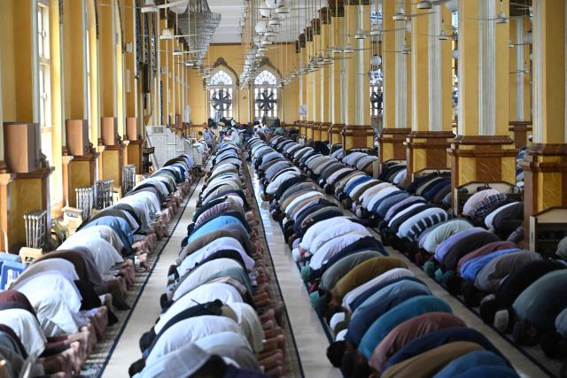 Muslim devotees offer their last Friday prayers of the Islamic holy fasting month of Ramadan, at a mosque in Karachi on March 20, 2026. (Photo by Rizwan TABASSUM / AFP)