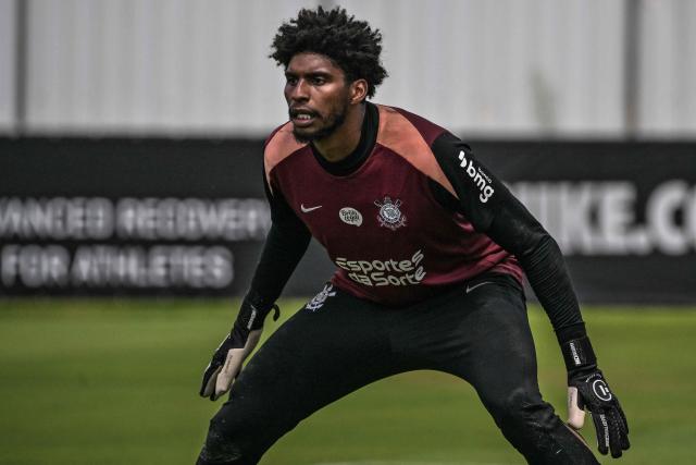 (FILES) Brazilian football goalkeeper Hugo Souza takes part in a training session at Corinthians’ training center, in Sao Paulo, Brazil, on March 5, 2026. Goalkeeper Hugo Souza, of Sao Paulo-based Corinthians, has been called up by manager Carlo Ancelotti to replace Alisson, goalkeeper for English side Liverpool, who will miss Brazil’s friendly matches against France and Croatia in the United States this month due to an injury, the Brazilian Football Confederation (CBF) announced on March 20, 2026. (Photo by Nelson ALMEIDA / AFP)