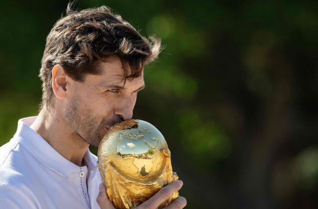 Spain’s ex national team footballer and part of their World Cup winning team in 2010, Fernando Llorente, kisses the World Cup trophy in Chichen Itza, Yucatan state, Mexico, on March 20, 2026. The World Cup trophy was presented at the world famous Mayan landmark, one of the seven modern wonders of the world, as part of a country-wide tour ahead of the upcoming 2026 World Cup football tournament to be held in Mexico, Canada and the United States. (Photo by Carl de Souza / AFP)