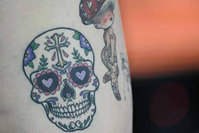 This photograph shows a view of USA's Chase Jackson's tattoos during the women's final shot put event during the World Athletics Indoor Championships Kujawy Pomorze 2026 in Torun, Poland on March 20, 2026. (Photo by Kirill KUDRYAVTSEV / AFP)