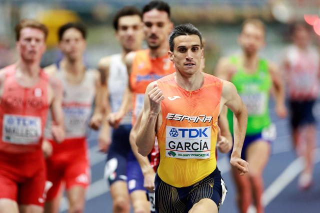 Spain's Mariano Garcia competes ahead of other athletes in the men's 1500 metres heat 3 during the World Athletics Indoor Championships Kujawy Pomorze 2026 in Torun, Poland on March 20, 2026. (Photo by Wojtek RADWANSKI / AFP)