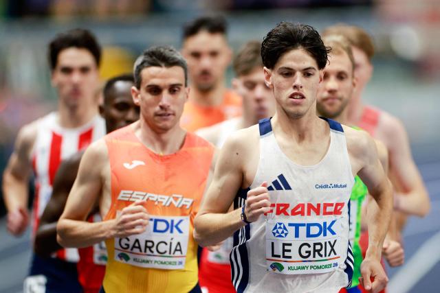 France's Titouan Le Grix (R) competes ahead of Spain's Mariano Garcia and other athletes in the men's 1500 metres heat 3 during the World Athletics Indoor Championships Kujawy Pomorze 2026 in Torun, Poland on March 20, 2026. (Photo by Wojtek RADWANSKI / AFP)