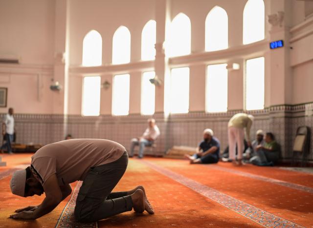 Muslim worshippers living in Panama City take part in Ramadan celebrations at the Jumma Mosque, where they gather for prayers and to break their fast after sunset, in Panama City, on March 20, 2026. (Photo by MARTIN BERNETTI / AFP)