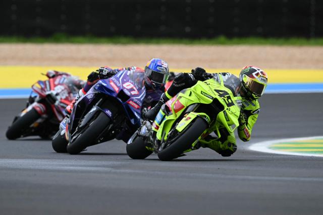 Pertamina Enduro VR46 Racing Team's Italian rider Fabio Di Giannantonio (R), Prima Pramac Yamaha's Turkish rider Toprak Razgatl?o?lu (C) and Ducati Lenovo's Italian rider Francesco Bagnaia compete during the MotoGP practice session of the Grand Prix of Brazil at the Ayrton Senna International racetrack in Goiania, state of Goias, Brazil, on March 20, 2026. (Photo by EVARISTO SA / AFP)