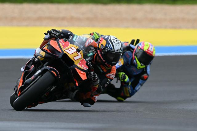 Red Bull KTM Factory Racing's Spanish rider Pedro Acosta (L) and BK8 Gresini Racing MotoGP's Spanish rider Fermin Aldeguer compete during the MotoGP practice session of the Grand Prix of Brazil at the Ayrton Senna International racetrack in Goiania, state of Goias, Brazil, on March 20, 2026. (Photo by EVARISTO SA / AFP)