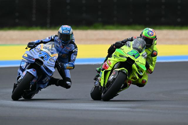 BK8 Gresini Racing MotoGP's Spanish rider Alex Marquez (L) and Pertamina Enduro VR46 Racing Team's Italian rider Franco Morbidelli compete during the MotoGP practice session of the Grand Prix of Brazil at the Ayrton Senna International racetrack in Goiania, state of Goias, Brazil, on March 20, 2026. (Photo by EVARISTO SA / AFP)