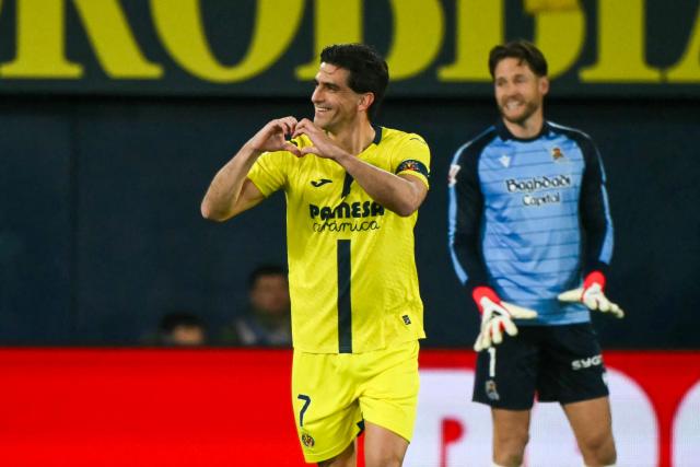 Villarreal's Spanish forward #07 Gerard (L) celebrates scoring his team's first goal watched by Real Sociedad's Spanish goalkeeper #01 Alex Remiro during the Spanish league football match between Villarreal CF and Real Sociedad at La Ceramica Stadium in Vila-real on March 20, 2026. (Photo by JOSE JORDAN / AFP)