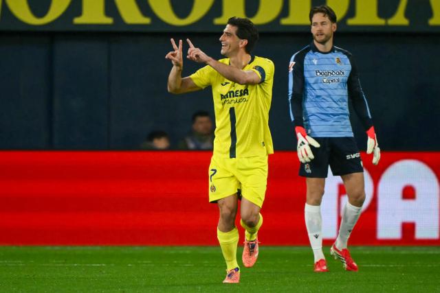 Villarreal's Spanish forward #07 Gerard (L) celebrates scoring his team's first goal watched by Real Sociedad's Spanish goalkeeper #01 Alex Remiro during the Spanish league football match between Villarreal CF and Real Sociedad at La Ceramica Stadium in Vila-real on March 20, 2026. (Photo by JOSE JORDAN / AFP)