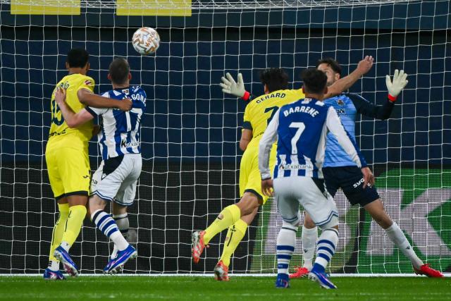 Villarreal's Spanish forward #07 Gerard (C) scores his team's first goal past Real Sociedad's Spanish goalkeeper #01 Alex Remiro during the Spanish league football match between Villarreal CF and Real Sociedad at La Ceramica Stadium in Vila-real on March 20, 2026. (Photo by JOSE JORDAN / AFP)