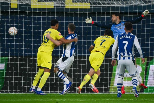 Villarreal's Spanish forward #07 Gerard (C) scores his team's first goal past Real Sociedad's Spanish goalkeeper #01 Alex Remiro during the Spanish league football match between Villarreal CF and Real Sociedad at La Ceramica Stadium in Vila-real on March 20, 2026. (Photo by JOSE JORDAN / AFP)