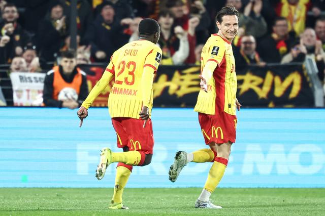 Lens' French forward #10 Florian Thauvin (R) celebrates scoring his team's first goal during the French L1 football match between RC Lens and SCO Angers at the Stade Bollaert-Delelis in Lens, northern France, on March 20, 2026. (Photo by Sameer Al-DOUMY / AFP)
