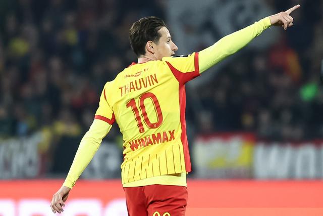 Lens' French forward #10 Florian Thauvin celebrates scoring his team's first goal during the French L1 football match between RC Lens and SCO Angers at the Stade Bollaert-Delelis in Lens, northern France, on March 20, 2026. (Photo by Sameer Al-DOUMY / AFP)