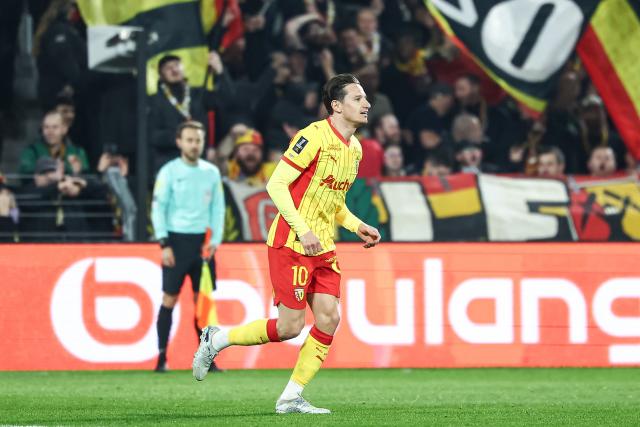Lens' French forward #10 Florian Thauvin celebrates scoring his team's first goal during the French L1 football match between RC Lens and SCO Angers at the Stade Bollaert-Delelis in Lens, northern France, on March 20, 2026. (Photo by Sameer Al-DOUMY / AFP)