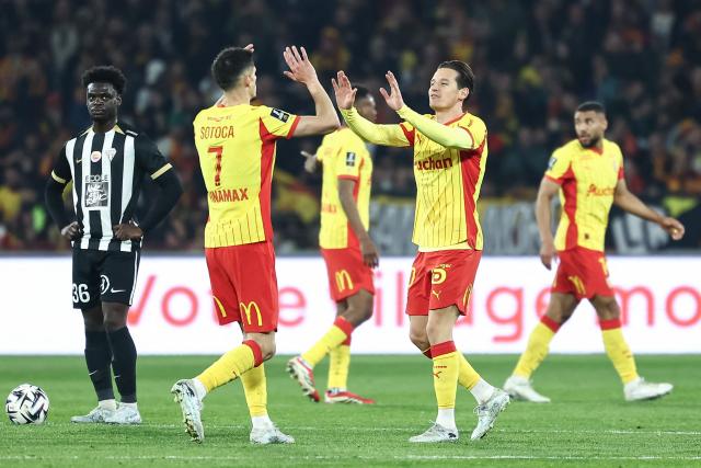 Lens' French forward #10 Florian Thauvin (2ndR) celebrates with his teammate Lens' French forward #07 Florian Sotoca (2ndL) after scoring his team's first goal during the French L1 football match between RC Lens and SCO Angers at the Stade Bollaert-Delelis in Lens, northern France, on March 20, 2026. (Photo by Sameer Al-DOUMY / AFP)