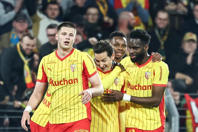 Lens' French forward #10 Florian Thauvin (C) celebrates with his teammates after scoring his team's first goal during the French L1 football match between RC Lens and SCO Angers at the Stade Bollaert-Delelis in Lens, northern France, on March 20, 2026. (Photo by Sameer Al-DOUMY / AFP)