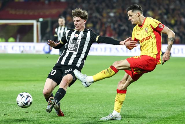 Lens' French forward #07 Florian Sotoca (R) fights for the ball with Angers' French defender #20 Marius Louer during the French L1 football match between RC Lens and SCO Angers at the Stade Bollaert-Delelis in Lens, northern France, on March 20, 2026. (Photo by Sameer Al-DOUMY / AFP)