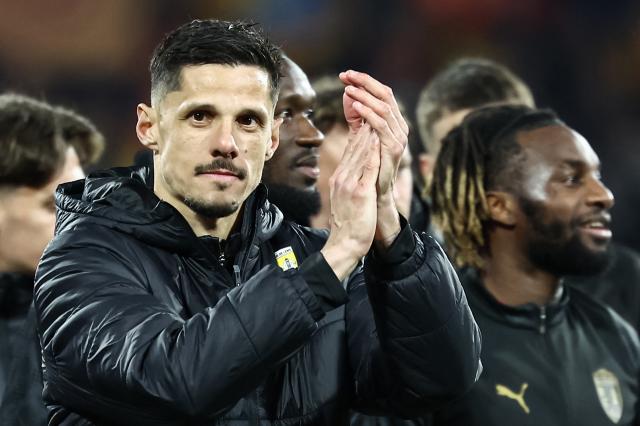 Lens' French forward #07 Florian Sotoca acknowledges supporters at the end of the French L1 football match between RC Lens and SCO Angers at the Stade Bollaert-Delelis in Lens, northern France, on March 20, 2026. (Photo by Sameer Al-DOUMY / AFP)