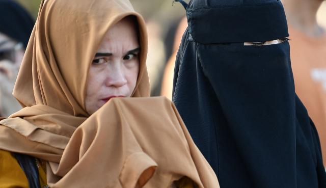 Muslim devotees take part in a morning prayer celebrating Eid al-Fitr, which marks the end of the holy month of Ramadan, in front of the Quirino grandstand in Manila on March 21, 2026. (Photo by Ted ALJIBE / AFP)